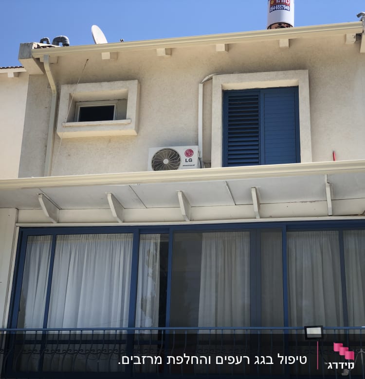 טיפול בגג רעפים והחלפת מרזבים.